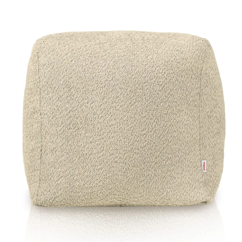 Beiger Sitzpouf in quadratischer Form für vielseitige Nutzung