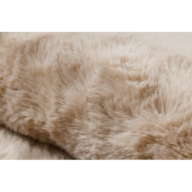 Praktischer beiger Shaggy Teppich, ideal für das Kinderzimmer