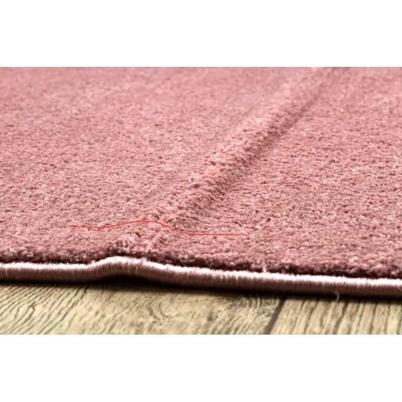 Weicher rosa Teppich, ideal für die Wohnzimmergestaltung