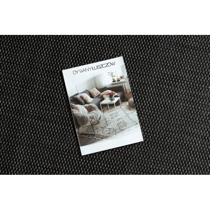 Eleganter Teppich in Schwarz und Creme, ideal für das Wohnzimmer