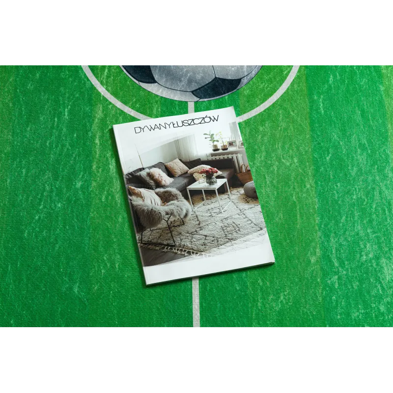 Grüner Kinderteppich mit Fußballfeld-Motiv für das Kinderzimmer